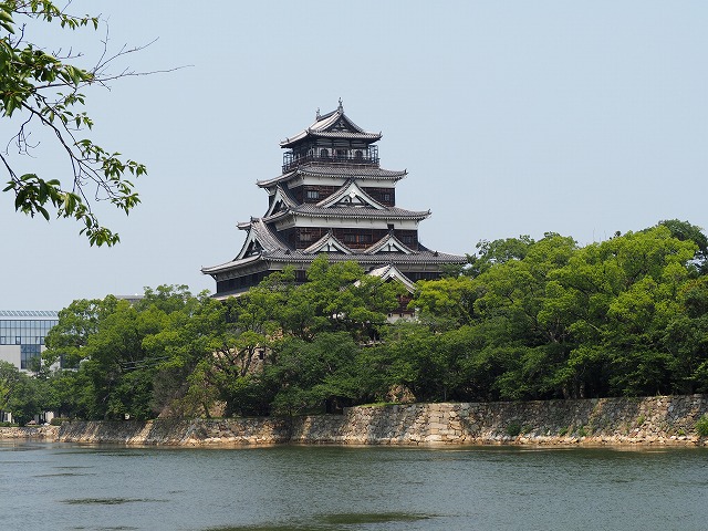 広島城　堀越しの天守